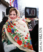 Девушка в платке позирует перед видеокамерой (2009 год). Редакционное фото, фотограф Левченко Ольга / Фотобанк Лори