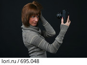 Девушка фотографирует себя старой фотокамерой. Стоковое фото, фотограф Наталья Белотелова / Фотобанк Лори