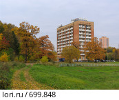 Город Химки. Осенний пейзаж с гостиницей "Маяк" (2008 год). Редакционное фото, фотограф Т. З. / Фотобанк Лори