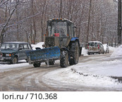 Трактор убирает снег (2009 год). Редакционное фото, фотограф lana1501 / Фотобанк Лори