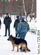 Кинолог с собакой на культурно-массовом мероприятии (2006 год). Редакционное фото, фотограф Сайганов Александр / Фотобанк Лори