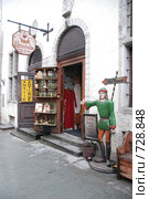Магазинчик в старом Таллине. Эстония (2009 год). Редакционное фото, фотограф E. O. / Фотобанк Лори