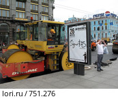 Укладка асфальта на Невском проспекте в Санкт-Петербурге (2008 год). Редакционное фото, фотограф Светлана Кудрина / Фотобанк Лори