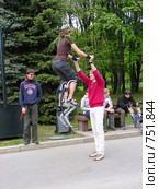 Прыжки на джампингах (Сапоги-скороходы) (2008 год). Редакционное фото, фотограф lana1501 / Фотобанк Лори