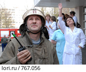 Пожарный и медперсонал наблюдают за ходом учений (2007 год). Редакционное фото, фотограф Виктор Филиппович Погонцев / Фотобанк Лори