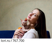 Девушка с котенком канадского сфинкса. Стоковое фото, фотограф Ольга С. / Фотобанк Лори