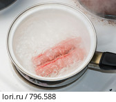 Две сосиски в кипящей воде. Стоковое фото, фотограф Александр Щепин / Фотобанк Лори