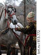 Возница проверяет упряжь (фокус на мужчине) (2009 год). Редакционное фото, фотограф Яна Королёва / Фотобанк Лори