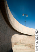 Геометрия Петербурга. Спуск к Неве и фонарь на набережной (2009 год). Стоковое фото, фотограф Александр Алексеев / Фотобанк Лори