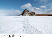 Байкал, скала Шаманка. Фокус на переднем плане. Стоковое фото, фотограф Виктор Русецкий / Фотобанк Лори