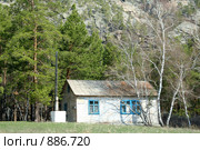 Домик на лесной опушке у подножия скалы. Стоковое фото, фотограф Вера Тропынина / Фотобанк Лори