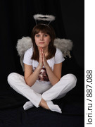 Девушка-ангел на черном фоне (2009 год). Редакционное фото, фотограф Евгений Батраков / Фотобанк Лори