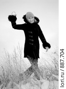 Девушка играет в снежки. Стоковое фото, фотограф Арестов Андрей Павлович / Фотобанк Лори