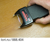 Демонстрация работы электрошокового устройства "Тандер К.222" (2009 год). Редакционное фото, фотограф Коротнев Виктор Георгиевич / Фотобанк Лори