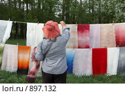 Продажа пуховых платков. Стоковое фото, фотограф Юрий Синицын / Фотобанк Лори