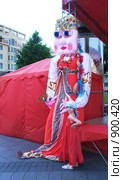 Пяти-метровая кукла Матрена и девочка в день защиты детей, Москва (2009 год). Редакционное фото, фотограф Fro / Фотобанк Лори