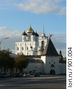 Псков. Троицкий собор, колокольня и Рыбницкая башня (2006 год). Редакционное фото, фотограф Наталия Журавлёва / Фотобанк Лори