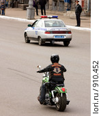 Мотоциклист едет за машиной милиции (2009 год). Редакционное фото, фотограф Михаил Митин / Фотобанк Лори