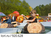 Ребенок в лодке на аттракционах. Фокус на ребенке (2008 год). Редакционное фото, фотограф Недзельская Татьяна / Фотобанк Лори