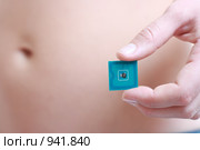 Женщина держит в руке радиочастотную идентификационную метку (RFID) Стоковое фото, фотограф AlphaBravo / Фотобанк Лори
