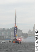 Финиш кругосветной регаты Volvo Ocean Race 2009 в Санкт-Петербурге, Россия. Торжественный парад под проливным дождём. Яхта Ericsson 4 - победитель регаты. Редакционное фото, фотограф Алексей Зарубин / Фотобанк Лори