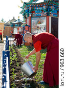 Буддийские монахи трудятся. Иволгинский дацан. Бурятия (2009 год). Редакционное фото, фотограф Александр Подшивалов / Фотобанк Лори