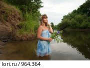 Задумчивая девушка с букетом у реки. Стоковое фото, фотограф Яков Филимонов / Фотобанк Лори