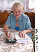 Пожилая женщина с квитанциями на оплату коммунальных услуг (2009 год). Редакционное фото, фотограф GANG / Фотобанк Лори