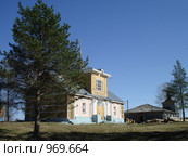 Вид на церковь с сосной (Важеозерский мужской монастырь в Карелии) Стоковое фото, фотограф Сергей Цепек / Фотобанк Лори