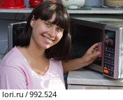 Девушка моет СВЧ. Стоковое фото, фотограф Кристина Викулова / Фотобанк Лори