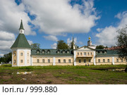 Странноприимный корпус 19в. с Страноприимная башня 18в. Валдайский Иверский мужской монастырь (2008 год). Стоковое фото, фотограф Александр Щепин / Фотобанк Лори