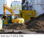 Экскаватор роёт траншею. Работы по перекладке труб (2008 год). Редакционное фото, фотограф lana1501 / Фотобанк Лори