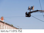 Осветитель в корзине на фоне неба (2009 год). Редакционное фото, фотограф Александр Щепин / Фотобанк Лори