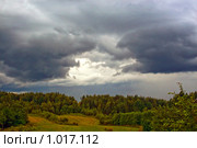Черные тучи, нависшие над головой. Грянет! Стоковое фото, фотограф Валентина Качалова / Фотобанк Лори