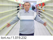 Пожилой мужчина в магазине. Стоковое фото, фотограф Losevsky Pavel / Фотобанк Лори