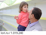 Пожилой мужчина с ребенком на руках в магазине. Стоковое фото, фотограф Losevsky Pavel / Фотобанк Лори
