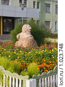 Скульптура у больницы, г.Хотимск (2009 год). Редакционное фото, фотограф Кристина Викулова / Фотобанк Лори