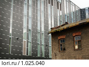 Старое здание на фоне нового (2009 год). Стоковое фото, фотограф Алексей Лебедев / Фотобанк Лори