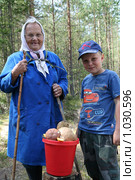 Бабушка с внуком и собранными грибами, Карелия (2009 год). Редакционное фото, фотограф Сергей Костин / Фотобанк Лори