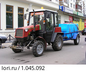 Трактор - поливальщик (2008 год). Редакционное фото, фотограф lana1501 / Фотобанк Лори