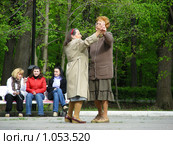 Люди танцуют на танцплощадке в Измайловском парке (2008 год). Редакционное фото, фотограф lana1501 / Фотобанк Лори