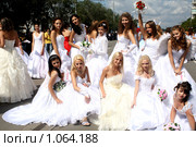 Невесты наступают (репортаж. Парад невест,  г.Караганда, август 2009г.) Редакционное фото, фотограф Камбулина Татьяна / Фотобанк Лори