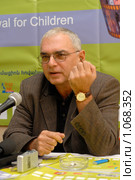 Карен Шахназаров на пресс конференции (2006 год). Редакционное фото, фотограф Марианна Меликсетян / Фотобанк Лори