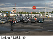 Автомобили  в порту города Турку перед погрузкой на паром (Финляндия) (2009 год). Стоковое фото, фотограф Александр Секретарев / Фотобанк Лори