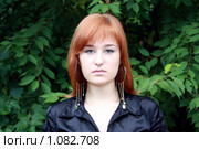 Портрет девушки на фоне листьев. Стоковое фото, фотограф Козырин Илья / Фотобанк Лори