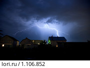 Молния в ночном небе над деревней. Стоковое фото, фотограф pzAxe / Фотобанк Лори