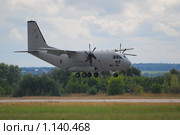 Посадка Военно-транспортного самолета Lockheed C-130 Hercules ВВС Италии (2009 год). Редакционное фото, фотограф Алёшина Оксана / Фотобанк Лори