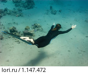 Девушка-фридайвер плывет вдоль песчаного дна Красного моря. Стоковое фото, фотограф Сергей Орлов / Фотобанк Лори