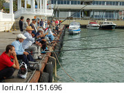 Рыбаки. Сочи. Морвокзал (2009 год). Редакционное фото, фотограф nikolay uralev / Фотобанк Лори