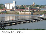 Понтонный мост через реку Белую (Агидель). Бирск, Башкирия. За рекой на берегу видны строения Бирского элеватора. (2008 год). Стоковое фото, фотограф Анна Магид / Фотобанк Лори